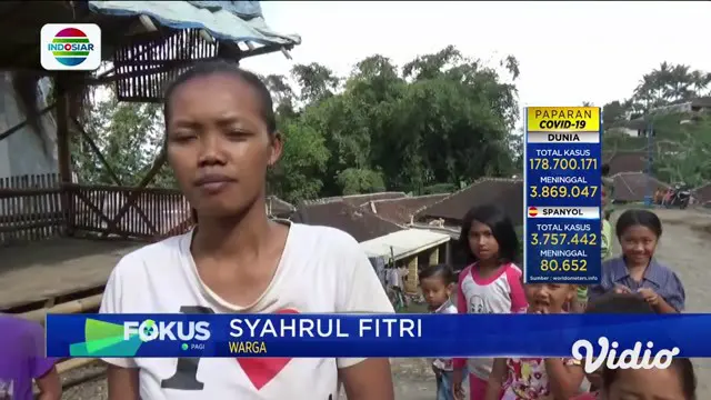 Seekor ular piton sepanjang 4 meter berhasil ditangkap warga di Magetan, Jawa Timur, Sabtu siang (19/6). Reptil seberat 20 kilogram tersebut selama ini sering memangsa hewan ternak warga.