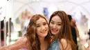 Sama-sama cantik, Wilona dan Marisha foto bareng saling menunjukkan pesona. Banyak pujian terlontar untuk Natasha Wilona. [Instagram @natashawilona12]