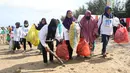 Masyarakat bersama pelajar dan TNI-Polri melakukan bersih-bersih sampah di Pantai Lamaru, Balikpapan, Kalimantan Timur, Selasa (23/7/2019). Pertamina dan Bhayangkari mengajak masyarakat Balikpapan untuk peduli lingkungan agar tidak membuang sampah sembarangan. (Liputan6.com/Angga Yuniar)