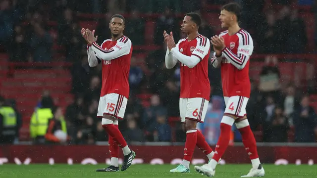 Pemain Arsenal Ezri Konsa (kiri), Gabriel Magalhaes (tengah), dan Ben White