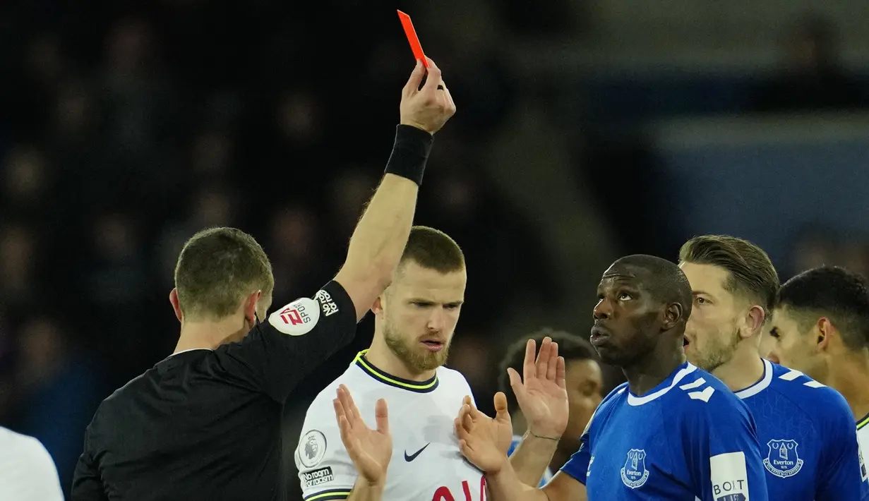 Imbasnya, Abdoulaye Doucoure mendapat kartu merah langsung dari pengadil lapangan. (AP Photo/Jon Super)