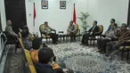 Wakil Presiden Jusuf Kalla menerima kunjungan anggota Tim Penyelamat PSSI di Kantor Wakil Presiden, Jakarta, Rabu (1/4/2015). Jusuf Kalla secara khusus meminta pelaksanaan Kongres PSSI bisa berjalan lancar. (Liputan6.com/Faizal Fanani)