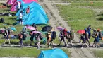 Peseerta bersiap meninggalkan perkemahan Jambore Pramuka Dunia di Buan, Provinsi Jeolla Utara, Selasa (8/8/2023). Penyelenggara Jambore Pramuka Dunia meminta tuan rumah Korea Selatan segera mengevakuasi puluhan ribu anak dari perkemahan mereka jelang adanya topan, hanya beberapa hari setelah gelombang panas menyebabkan sakit massal. (Anthony WALLACE/AFP)