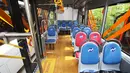 Tempat duduk penumpang bus Minitrans di kantor TransJakarta, Cawang, Jakarta, Selasa (17/10). Minitrans akan berfungsi sebagai salah satu angkutan umum yang menggantikan Metro Mini. (Liputan6.com/Immanuel Antonius)