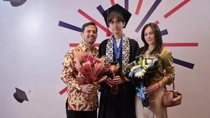 Wulan Guritno Hadir di Wisuda Putranya bersama mantan suami. [@wulanguritno]
