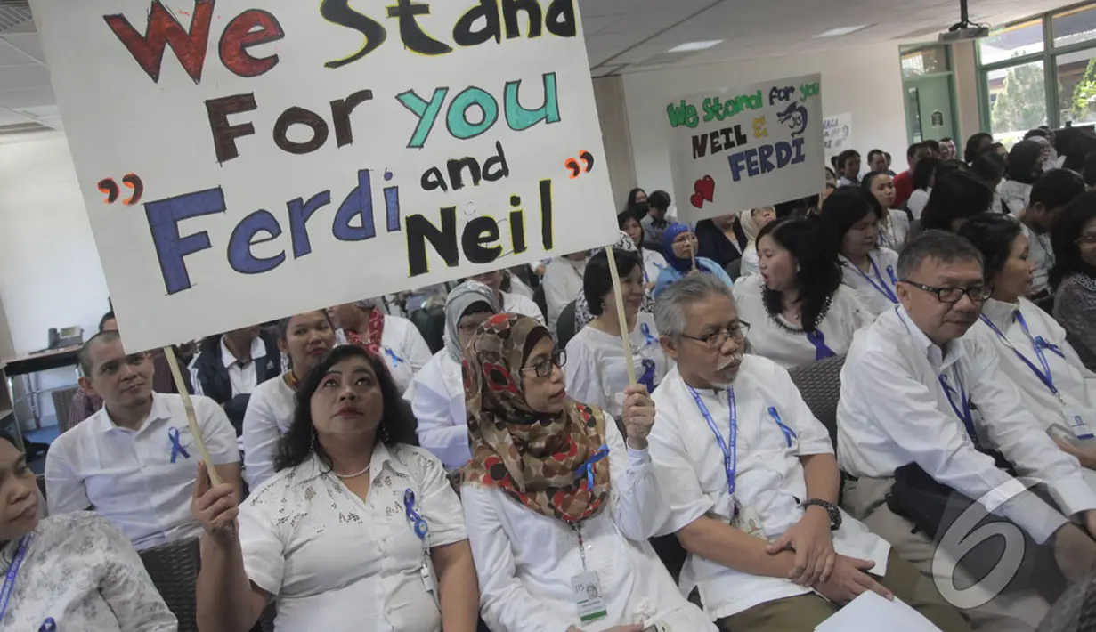Para karyawan JIS melakukan "demo" memberikan dukungan kepada dua orang guru JIS yang menjalani pemeriksaan sebagai tersangka, Jakarta, Senin (14/07/2014) (Liputan6.com/Johan Tallo)