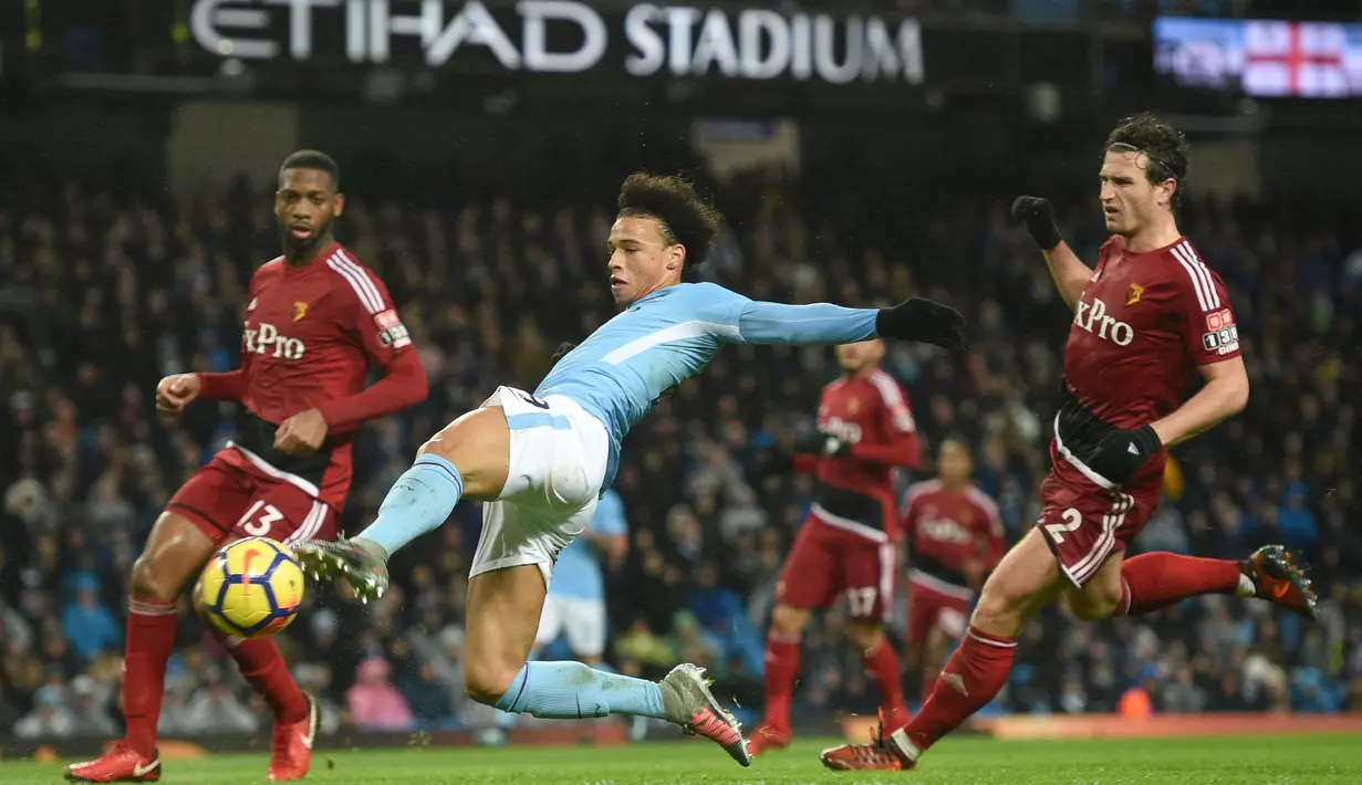 Pemain Manchester City, Leroy Sane (tengah) berusaha menjangkau bola saat melawan Watford pada lanjutan Premier League di Etihad stadium, Manchester, (2/1/2018).  City menang 3-1. (AFP/ Oli Scarff)
