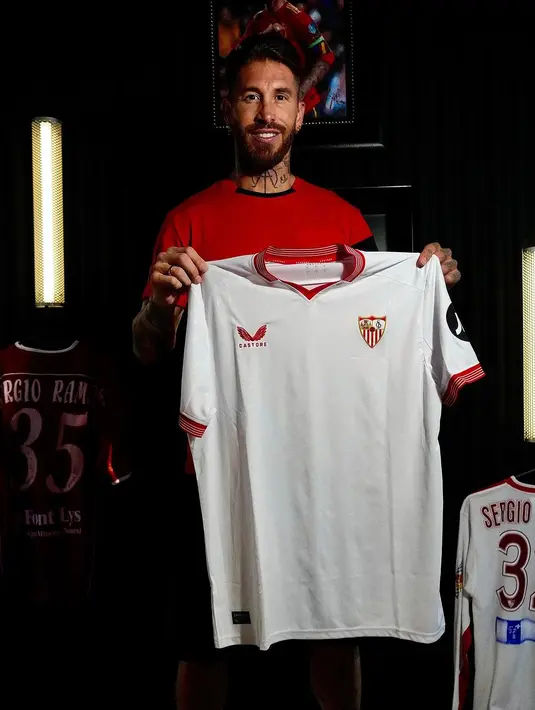 Di sana, Ramos mendapat kontrak selama setahun dan nomor punggung 4. (FOTO: instagram.com/sevillafc/)