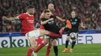 Pemain Club Brugge, Ferran Jutgla dan berebut bola dengan pemain Benfica, Morato dan Fredrik Aursnes selama pertandingan babak 16 besar Liga Champions di stadion Luz di Lisbon, Portugal, Rabu (8/3/2023). Benfica menang telak atas Club Brugge 5-1 dengan agregat 7-1 sekaligus memastikan mereka lolos ke perempatfinal Liga Champions. (AP Photo/Armando Franca)