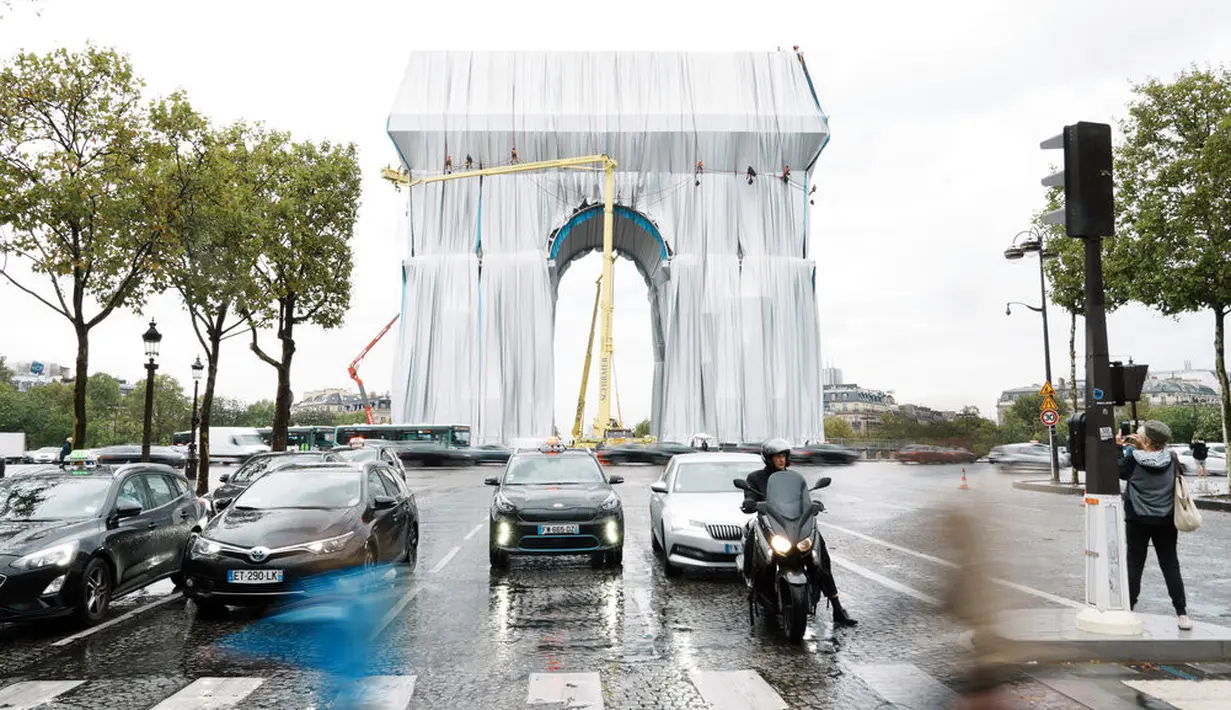 Pemandangan Arc de Triomphe di Paris yang dibungkus, pada Selasa (14/9/2021). Monumen bersejarah Paris Arc de Triomphe ditutup plastik daur ulang, sebagai seni instalasi karya seniman Christo dan Jeanne-Claude yang dipamerkan September hingga Oktober 2021. (AP Photo/Thibault Camus)