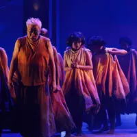 Para aktor Teater Koma menampilkan adegan dalam pementasan Rumah Sakit Jiwa di Graha Bhakti Budaya, Taman Ismail Marzuki, Jakarta, Rabu (29/7/2026). Produksi ke-237 Teater Koma yang berkolaborasi dengan Bakti Budaya Djarum Foundation ini kembali menghadirkan karya almarhum N. Riantiarno dengan interpretasi artistik baru yang merefleksikan isu kemanusiaan, relasi kuasa, dan kesehatan mental yang tetap relevan di tengah perkembangan zaman. (KLY/ Budy Santoso)