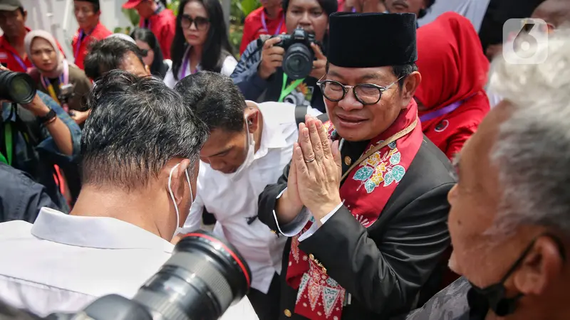 Kenakan Pakaian Khas Betawi, Pramono Anung dan Rano Karno Daftar Pilgub Jakarta