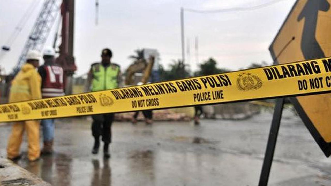 Kedua belah pihak bertemu saat terjadi kemacetan lalu lintas. Simpatisan dari calon presisden nomor urut 3 di dalam bus mengacungkan tiga jari.<br>