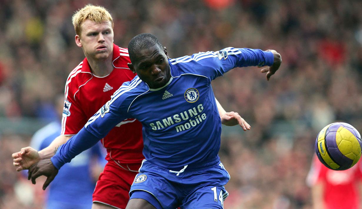 Bek Chelsea, Geremi (kanan) berusaha menguasi bola di bawah tekanan bek Liverpool, John Arne Riise pada laga Liga Inggris 2005/2006 di Anfield Stadium, Liverpool (20/1/2006). Geremi yang telah pensiun pada Januari 2011 bersama AE Larisa tercatat membela Chelsea selama 4 musim mulai 2003/2004 hingga 2006/2007. Total dua trofi Liga Inggris diraihnya bersama The The Blues. (AFP/Paul Ellis)