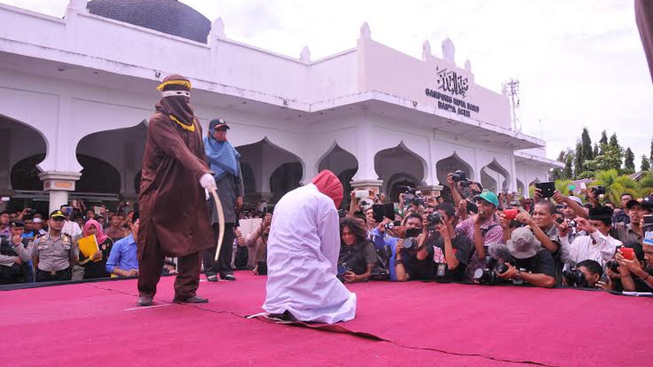 Hukuman cambuk di Banda Aceh.