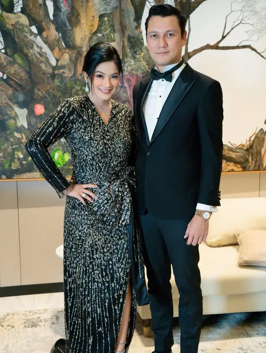 Titi Kamal terlihat memesona dibalut long dress warna hitam berhias payet emas berkilauan saat hadiri pernikahan Jessica Mila.