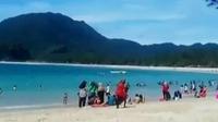 Liburan tahun bary di Pantai Lampuuk, Aceh Besar. 