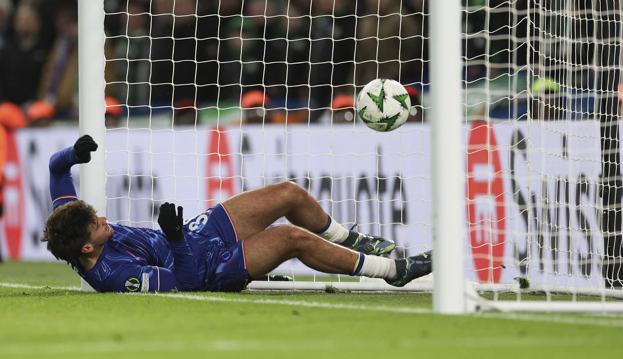 Pemain Chelsea, Marc Guiu mencetak gol ke gawang Shamrock Rovers pada laga lanjutan UEFA Conference League di Stamford Bridge, London, Inggris, Jumat (20/12/2024) WIB. (AP Photo/Ian Walton)