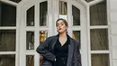 Outfit monokrom dengan blazer abu-abu dan inner berwarna hitam adalah tampilan yang tepat jika ingin terlihat seperti lady boss. (instagram/tasyafarasya)