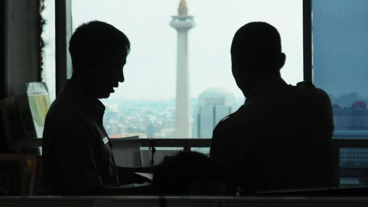 Aparatur Sipil Negara (ASN)  Badan Kepegawaian Daerah  DKI Jakarta beraktivitas saat hari pertama bekerja setelah libur Lebaran 2024 di Kantor Balai Kota DKI Jakarta, Selasa (16/4/2024). Pemerintah Provinsi DKI Jakarta tidak menerapkan work from home (WF