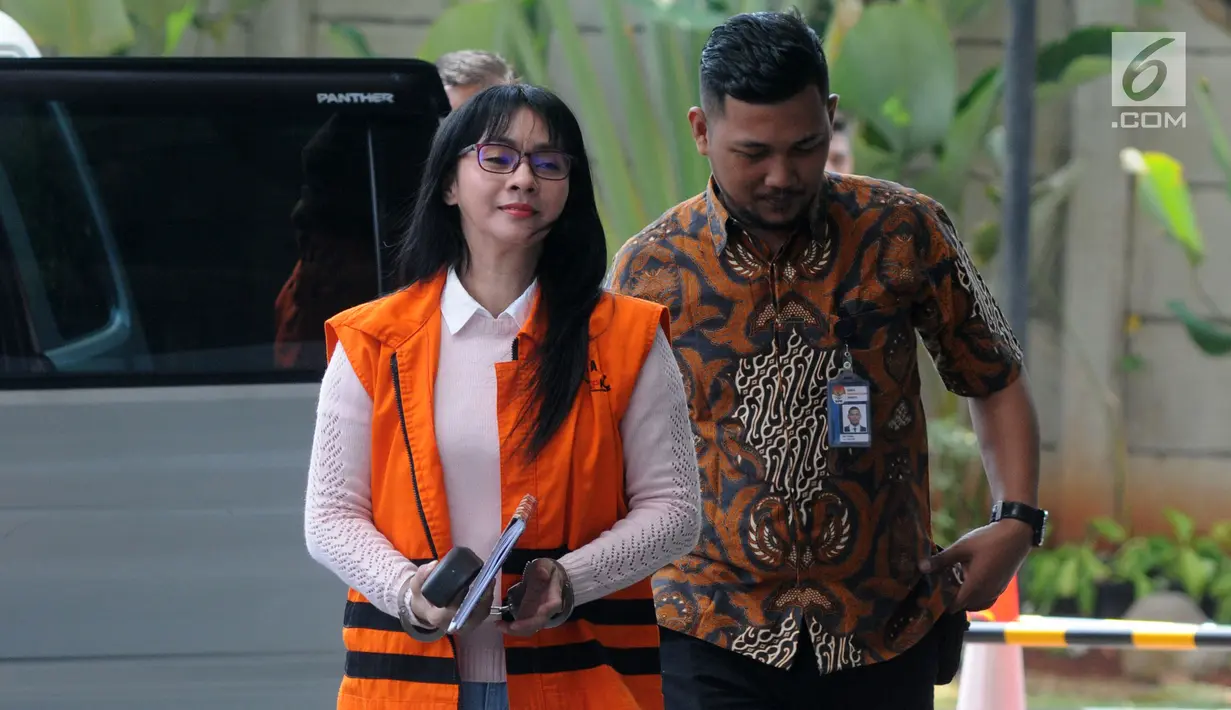 Ekspresi Bupati nonaktif Kepulauan Talaud Sri Wahyumi Maria Manalip (kiri) saat tiba di Gedung KPK, Jakarta, Selasa (20/8/2019). Sri Wahyumi diperiksa sebagai tersangka terkait dugaan suap pengadaan barang di Kabupaten Kepulauan Talaud Tahun Anggaran 2019. (merdeka.com/Dwi Narwoko)