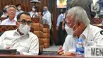 Menteri Perhubungan Budi Karya Sumadi (kiri) berbincang dengan Menteri PUPR Basuki Hadimuljono (kanan) sebelum dimulainya rapat kerja dengan Komisi V DPR di Kompleks Parlemen, Senayan, Jakarta, Selasa (13/12/2022). Rapat tesebut membahas kesiapan infrastruktur dan transportasi terkait Libur Natal 2022 dan Tahun Baru 2023. (Liputan6.com/Angga Yuniar)