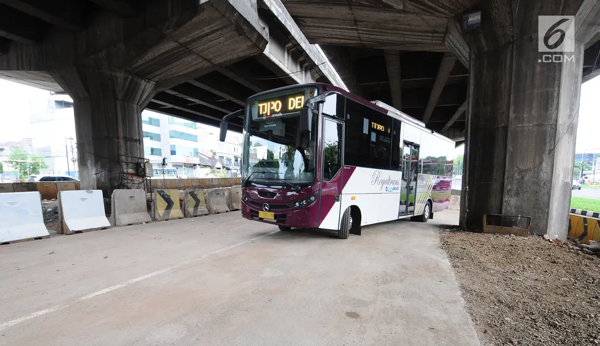 Bus premium Transjakarta atau Royaltrans menunggu penumpang di lahan yang jadi semacam pul Royaltrans di kolong Tol Simatupang, Selasa (23/4). Bus Royaltrans tujuan Stasiun MRT Fatmawati dan Lebak Bulus dari sejumlah daerah penyangga Ibu Kota mulai diminati penumpang. (Liputan6.com/Herman Zakharia)