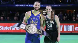 Pemain Golden State Warriors, Stephen Curry (kiri) berfoto bersama dengan pemain New York Liberty setelah Three Point Contest NBA All Star 2024 di Gainbridge Fieldhouse, Indianapolis, Amerika Serikat, Minggu (18/2/2024) WIB. Stephen Curry menang atas Sabrina dengan skor 29-26. (AFP/Getty Images/Stacy Revere)