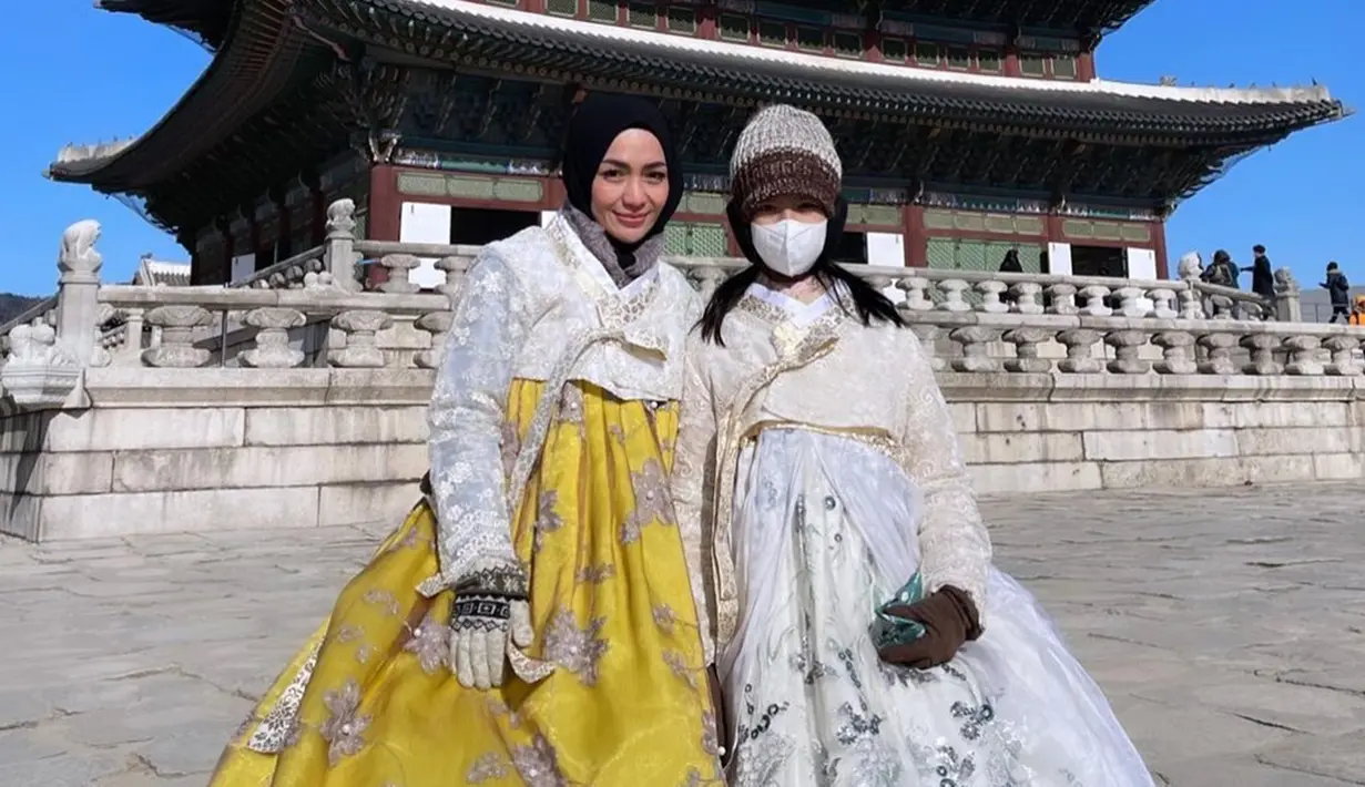 Ia disebut patah hati karena ditinggal nikah oleh pria yang pernah dekat dengannya itu. Meski demikian, wanita yang akrab disapa Imel PC itu menghiraukan tudingan itu dan membagikan momen seru bersama sang putri selama liburan. Keduanya tampil kompak mengenakan baju tradisional Korea Selatan. (Liputan6.com/IG/@imelpc)