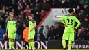 Pemain Liverpool, Lucas Leiva (kiri),  James Milner dan Emre Can (kanan) terlihat kecewa usai kalah dari AFC Bournemouth pada laga Premier League di Vitality Stadium, (04/12/2016). (AFP/Glyn KIRK) 