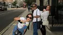 Begini potret kebersamaan Amel Carla bersama ibu dan ayahnya saat jalani liburannya di Inggris. Dalam liburan bersama keluarganya, Amel banyak abadikan momen seru bersama dengan gaya yang stylish. Banyak netizen pun penasaran dengan kamera yang digunakan aktris tersebut. (Liputan6.com/IG/@amelcarla)