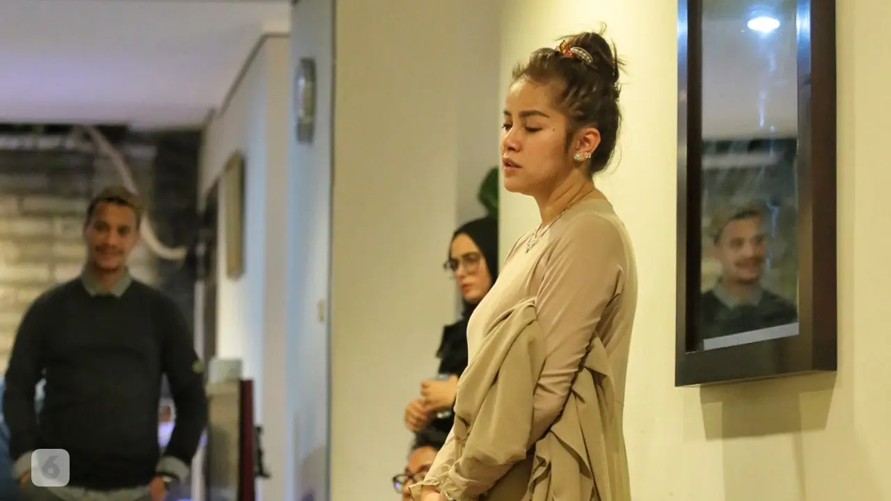 [Bintang] Sang Ayah Meninggal Dunia, Olla Ramlan Terpukul dan Tak Berhenti Menangis