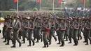 Personel militer berpartisipasi dalam parade pada Hari Angkatan Bersenjata di Naypyitaw, Myanmar, Sabtu (27/3/2021). Dalam parade itu pasukan membawa obor dan bendera sambil berbaris di samping kendaraan militer. (AP Photo)