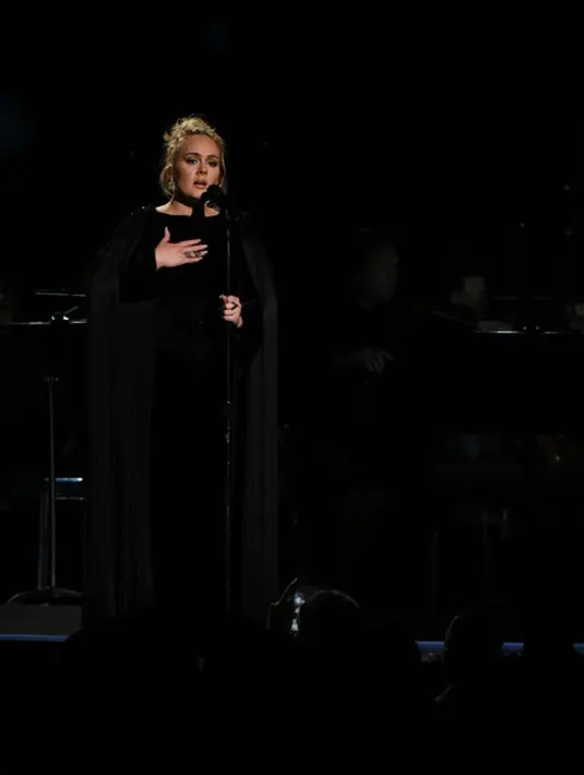 Saat mematahkan piala Grammy pada waktu itu, Adele mengatakan ia tak pantas mendapatkannya seorang diri. Alasannya, Adele ingin berbagi dengan Beyonce yang menurutnya lebih pantas mendapatkannya. (AFP/Bintang.com)