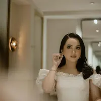 Rachel Amanda pakai gaun pengantin minimalis romantis di resepsi pernikahannya [IG @auroramanda95]