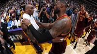 Kobe Bryant (kiri) dan LeBron James, berpelukan setelah melakoni duel untuk terakhir kali di Staples Center, Los Angeles, AS, Jumat (11/3/2016) WIB. (Twitter)