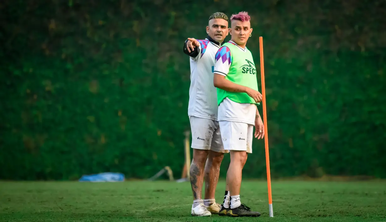 Dalam latihan itu, ada  selebritis Vicky Nitinegoro yang sempat diberikan masukan oleh Cristian Gonzales saat latihan finishing. Karena Vicky selama ini aktif bermain fun football bersama Selebritis FC. (Foto: Bola.com/Iwan Setiawan)