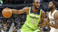 Guard Minnesota Timberwolves Andrew Wiggins (kiri) dijaga penggawa New Orleans Pelicans E'Twaun Moore pada lanjutan NBA di Target Center, Sabtu (6/1/2018) atau Minggu (7/1/2018) WIB. (AP Photo/Bruce Kluckhohn)