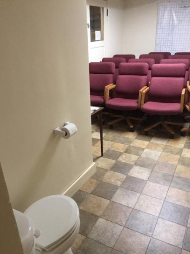 6 Potret Toilet Terletak di Lokasi Tak Biasa, Bikin Mikir Dua Kali