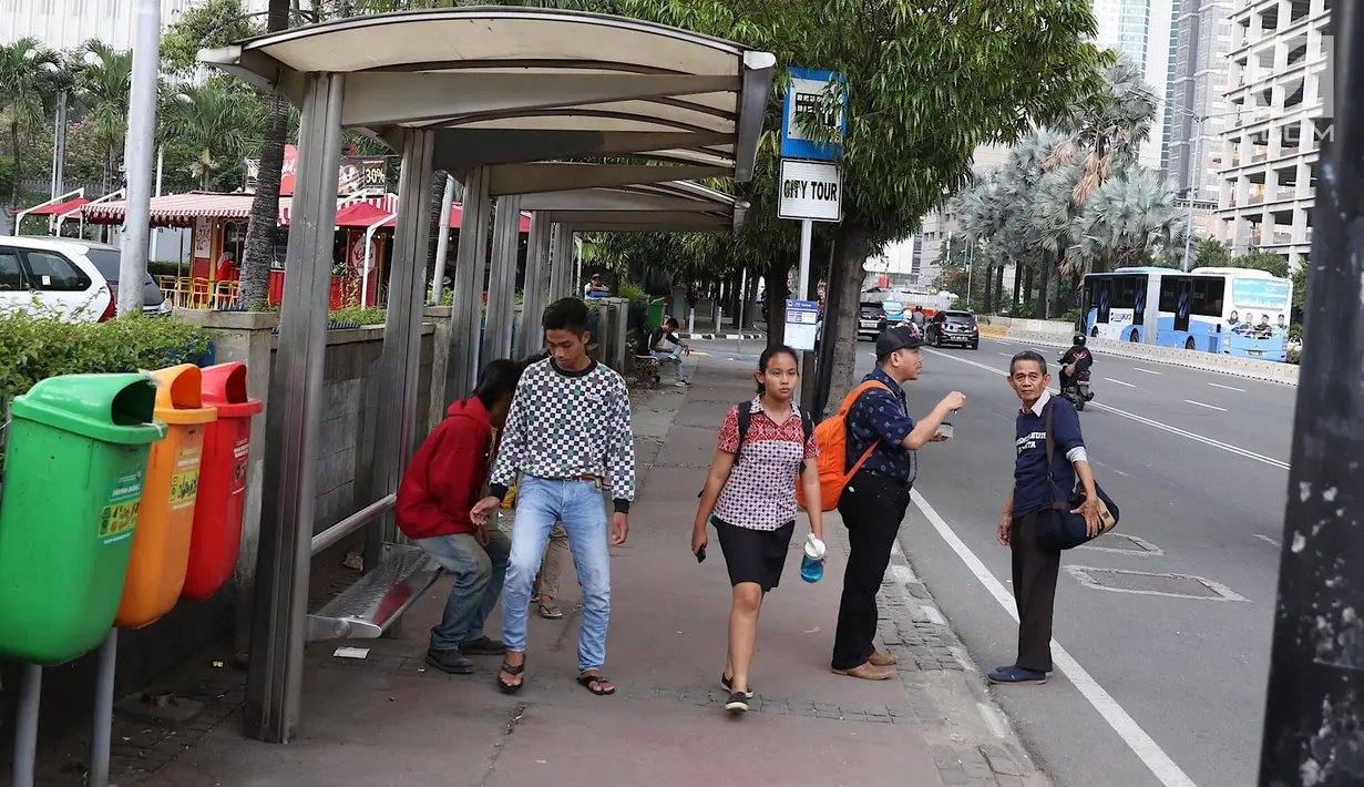 Aktivitas pejalan kaki di atas trotoar kawasan MH Thamrin, Jakarta, Selasa (6/3). Penataan jalan dan trotoar jalan kawasan Sudirman hingga MH Thamrin juga untuk meningkatkan citra Ibu Kota dalam menyambut Asian Games 2018. (Liputan6.com/Immanuel Antonius)