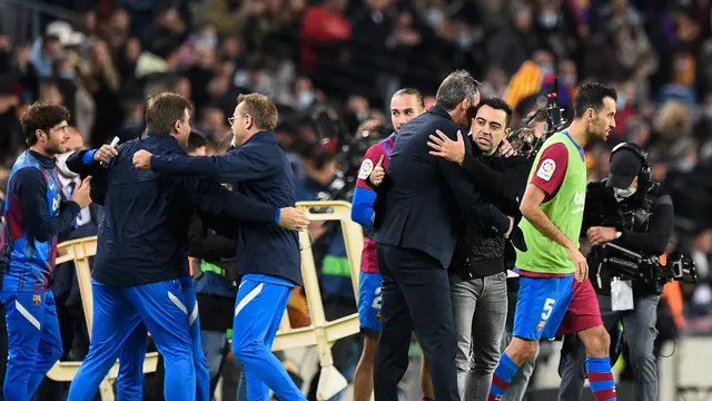 Xavi Hernandez menjalani debut sebagai pelatih Barcelona dalam laga melawan Espanyol di Camp Nou, Minggu (21/11/2021) dini hari WIB. (AFP/