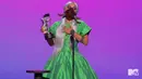 Dalam foto yang dirilis memperlihatkan Lady Gaga menerima penghargaan Song of the Year untuk lagu "Rain On Me" dalam ajang MTV Video Music Award (MVA) 2020 yang digelar secara virtual, Minggu (30/8/2020) waktu New York. Lady Gaga menjadi sorotan karena masker wajah yang dikenakannya. (MTV via AP)