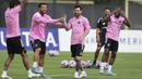Pemain Inter Miami, Lione Messi (tengah) bercanda dengan rekan timnya dalam latihan persiapan pertandingan pembuka Piala Dunia Antarklub 2025 melawan Al Ahly di Florida Blue Training Center, Florida, Amerika Serikat, Jumat (13/06/2025) waktu setempat. (AP Photo/Lynne Sladky)