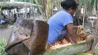 Warga di Kabupaten Jayapura, Papua sedang memeras sagu secara tradisional. (KabarPapua.co/Lazore)
