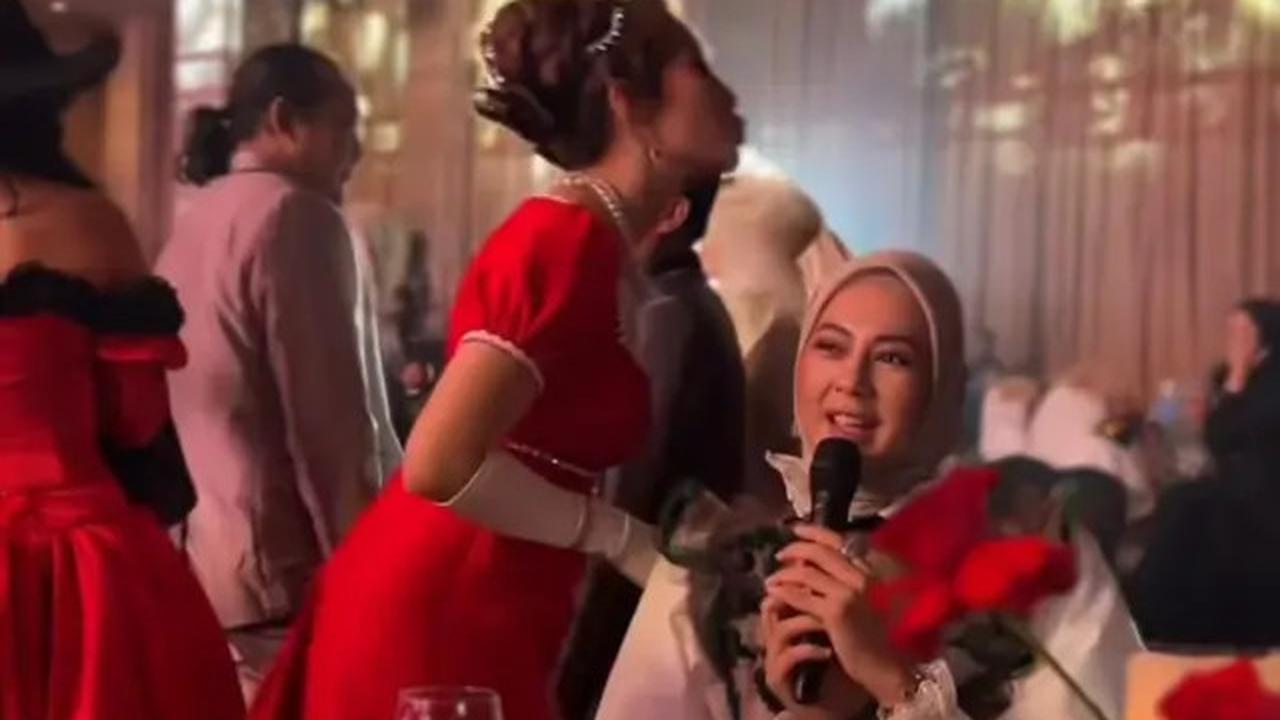 Pesona Paula Verhoeven di 8th Anniversary MS Glow, Anggun dalam Balutan Modest Fashion
