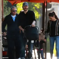 Pasangan Ashton Kutcher dan Mila Kunis memiliki kebahagiaan yang semakin bertambah, terlebih dengan kehadiran anak ke-2nya. Dua bulan setelah melahirkan, Mila terlihat menikmati pagi bersama suami dan kedua anaknya. (doc.dailymail.com)