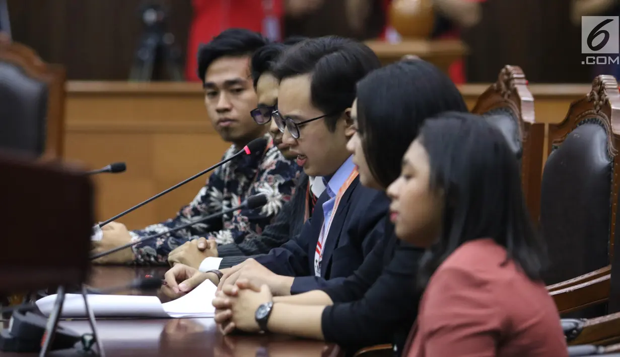 Kuasa pemohon yang merupakan mahasiswa FHUI, Zico Leonard Djagardo Simanjuntak (tengah) mengikuti sidang uji materi UU KPK di Gedung MK, Jakarta, Senin (30/9/2019). Uji materi UU KPK diajukan oleh 18 mahasiswa. (Liputan6.com/Angga Yuniar)