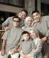 Menyambut hari lebaran yang penuh sukacita, berikan senyuman kebahagiaan terbaik dari seluruh keluarga. Pose foto dari keluarga Fuji memiliki proposi yang menarik. Kedua orang tua duduk dengan manis, dikelilingi anak terkasih. Tak lupa, Gala dipangku oleh sang nenek. Pose ini cocok untuk memperlihatkan harmonisasi kasih sayang keluarga. (Foto: Instagram/@fuji_an x @fransfaisal_ x @fadlyfsl x @dewizuhriarti x @galasky)