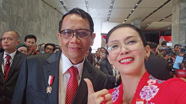 Politisi PDI Perjuangan Rieke Diah Pitaloka berharap Mahfud Md dapat mengembalikan marwah Mahkamah Konstitusi (MK).