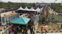 Pintu masuk Stadion Wibawamukti, Cikarang hanya dibuka dua, sehingga terjadi penumpukan penonton (Foto: Ahmad Fawwaz Usman/Liputan6.com)